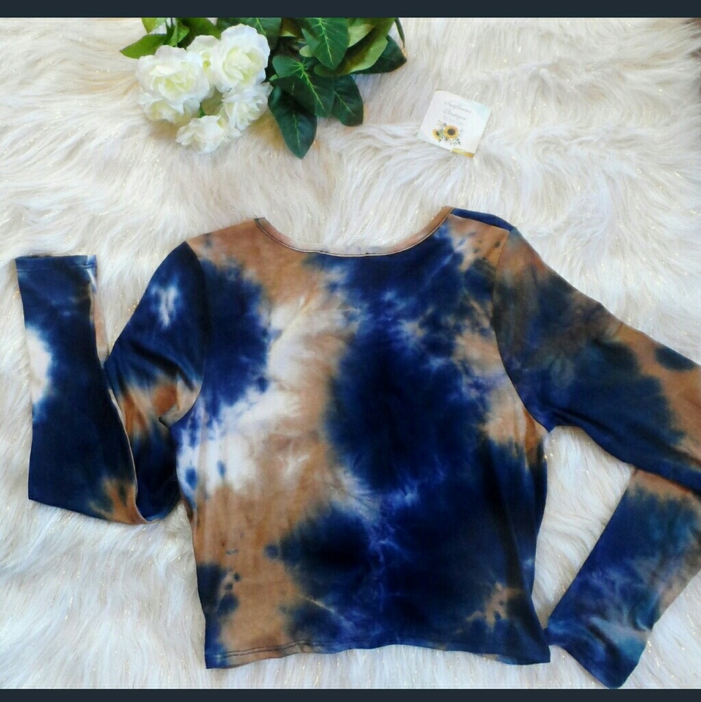 🌻🔥ONE LARGE LEFT!! Long Sleeve Tie Dye Crop Top - Picture 3 of 3